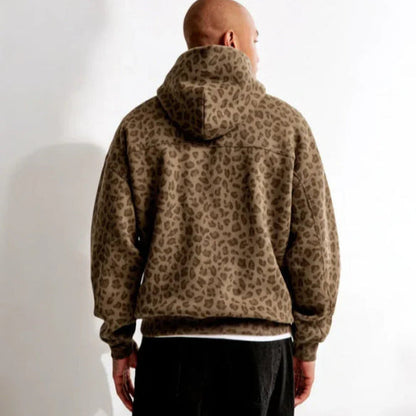Rückansicht eines Mannes in einem braunen Leopardenmuster-Hoodie, lässiger Stil, modische Oberbekleidung, trendige Streetwear für Herren.