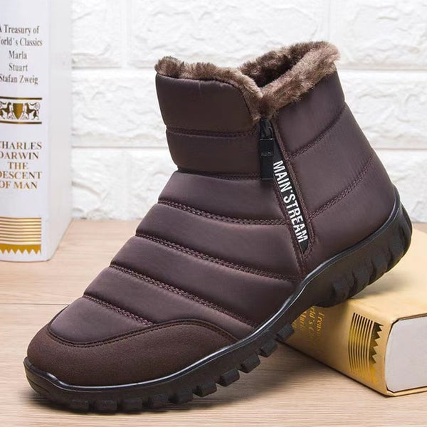 Brauner Winterstiefel mit Kunstfellfutter, rutschfester Sohle und Reißverschluss, auf Bücher gestützt. Ideal für kaltes Wetter und Outdoor-Aktivitäten.
