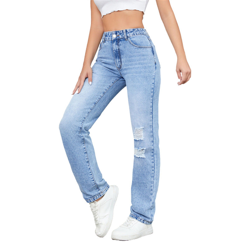 Damen-Jeans in hellblauem Denim, hoher Bund, gerades Bein, modische Risse, kombiniert mit weißem Crop-Top und Sneakers.