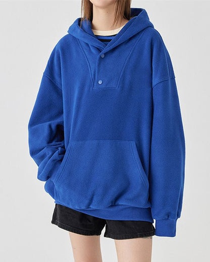 Frau in blauem Hoodie und schwarzen Shorts, lässiger Stil, Mode für Herbst, bequeme Freizeitkleidung, trendiger Kapuzenpullover.