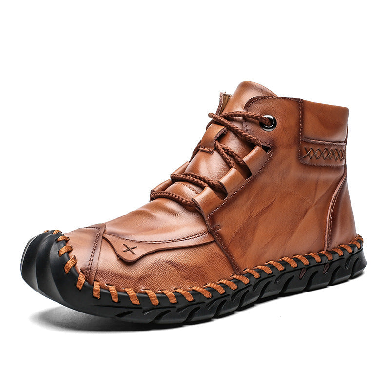 Brauner Herren-Lederschuh mit schwarzer Sohle, handgenäht, lässiger Stil, ideal für Outdoor-Aktivitäten. Robustes Design, komfortabel und modisch.
