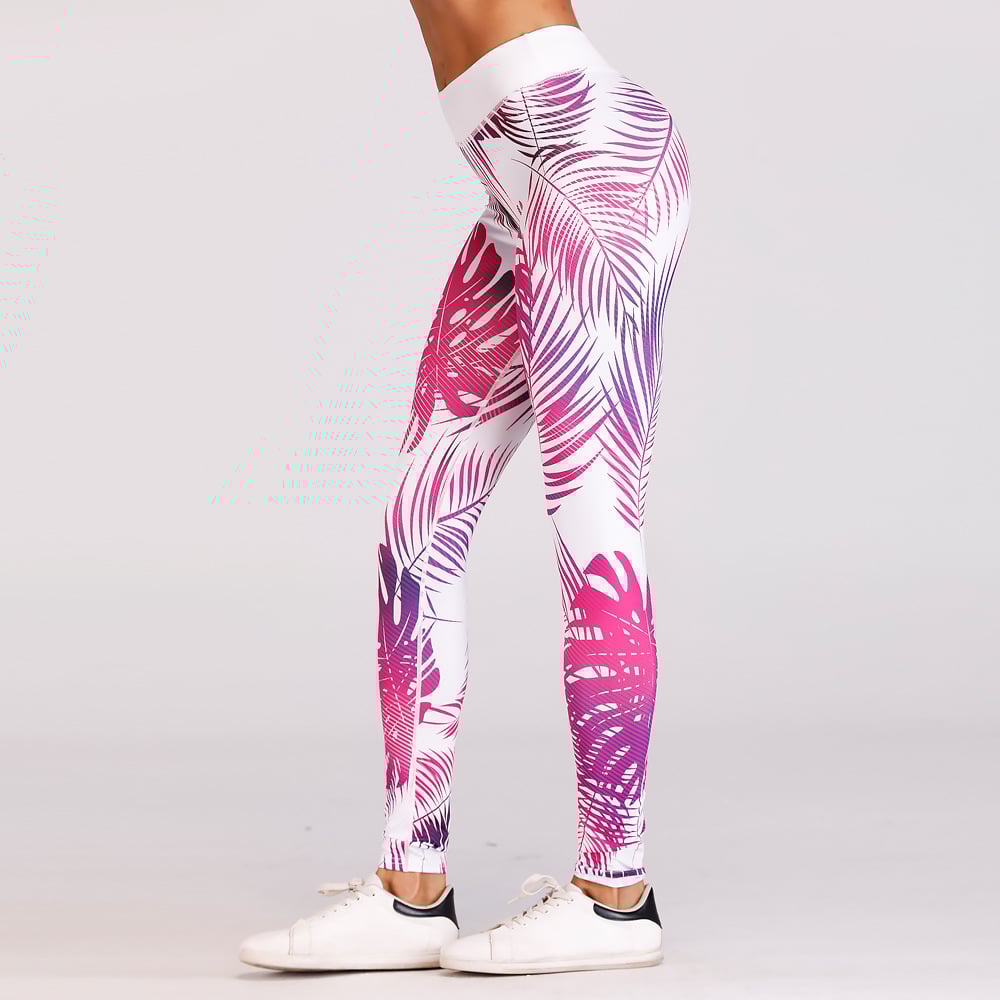 Frau in weißen Leggings mit pink-lila Palmenmuster, seitlich stehend, trägt weiße Sneaker. Sportmode, Fitnessbekleidung, trendige Leggings.