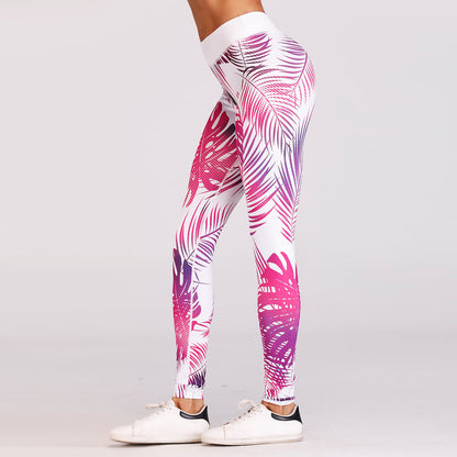 Frau in weißen Leggings mit pink-lila Palmenmuster, seitlich stehend, trägt weiße Sneaker. Sportmode, Fitnessbekleidung, trendige Leggings.