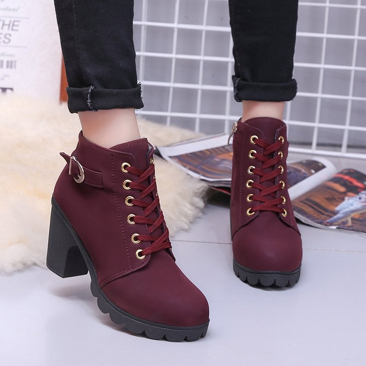 Damen-Martin-Stiefel mit Kreuzriemen, Wildleder-Obermaterial und Gummisohle