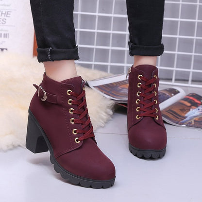 Damen-Martin-Stiefel mit Kreuzriemen, Wildleder-Obermaterial und Gummisohle