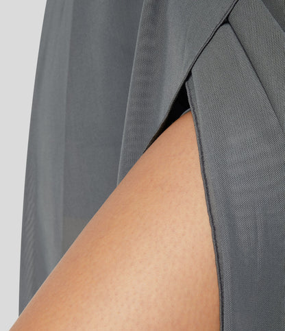 Graues Kleid mit Schlitz, zeigt Hautausschnitt. Elegantes Design, modisches Detail, hochwertige Stoffstruktur. Ideal für stilvolle Anlässe.