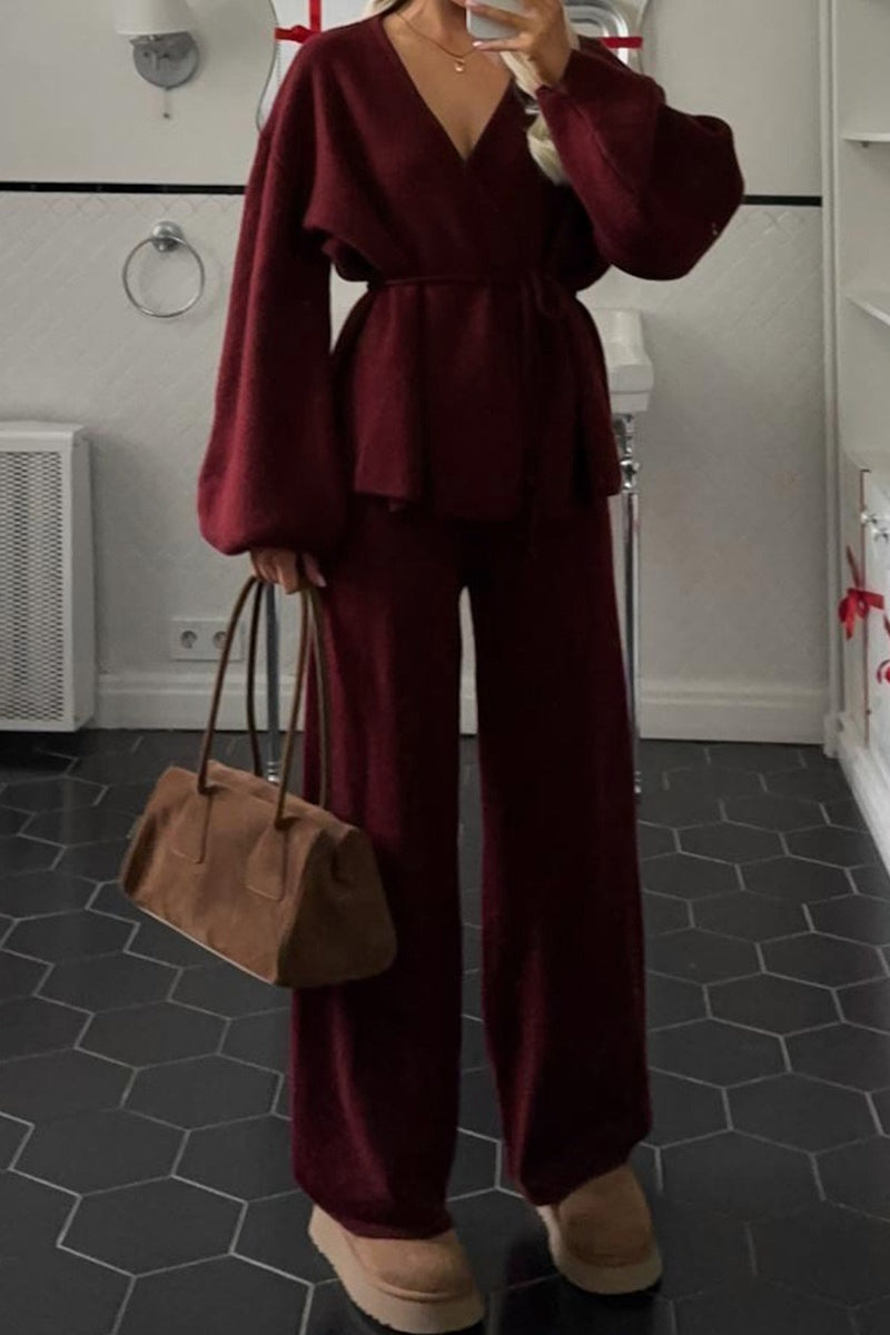 Modischer Damen-Look mit passendem Strickoberteil und Hose