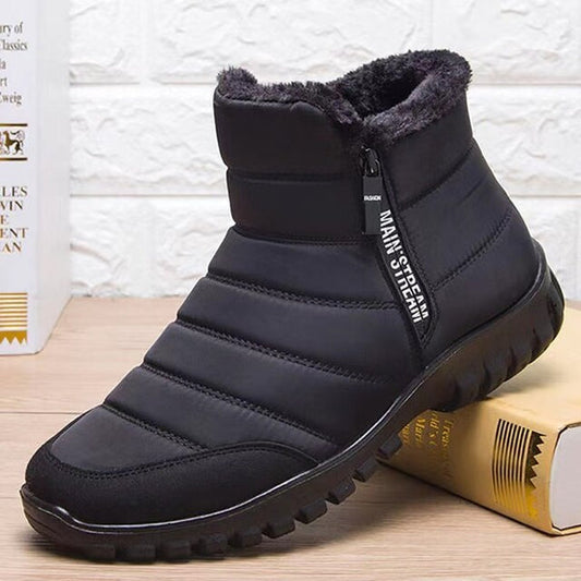 Schwarzer Winterstiefel mit Reißverschluss, warm gefüttert, rutschfeste Sohle, auf Holztisch vor weißer Ziegelwand, ideal für kaltes Wetter.