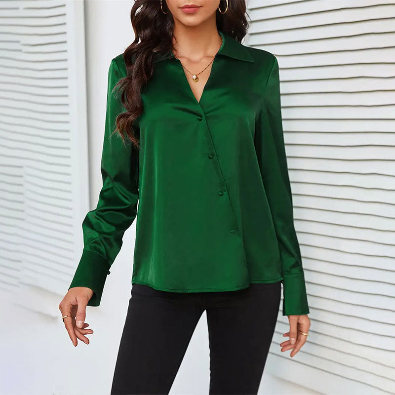 Grüne Damenbluse aus Satin, langärmlig, mit Knopfleiste, kombiniert mit schwarzer Hose. Elegante Mode für Büro und Freizeit.
