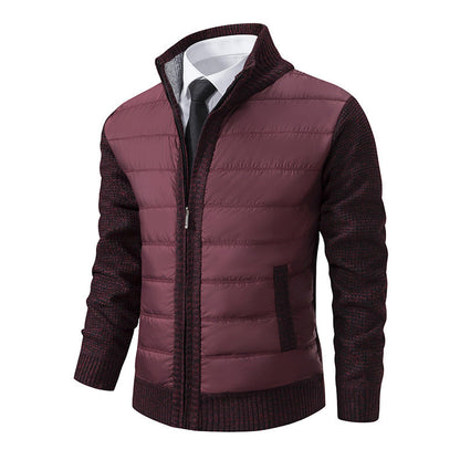 Bordeauxfarbene Herrenjacke mit gestepptem Design, Reißverschluss und Strickärmeln. Stilvolle Wintermode, ideal für Business und Freizeit.