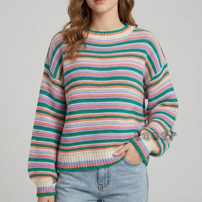 Nahaufnahme des Rundhalsausschnitts am gestreiften Strickpullover