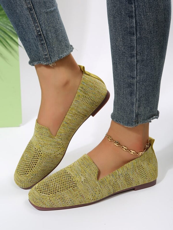 Damen tragen gelbe Strick-Loafer mit Jeans. Modische, bequeme Schuhe, ideal für den Alltag. Trendige Damenmode, lässiger Stil.