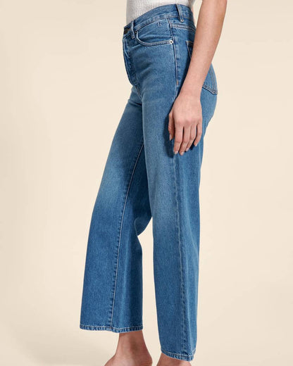 Women's high-waist cropped jeans with straight cut in retro style for spring