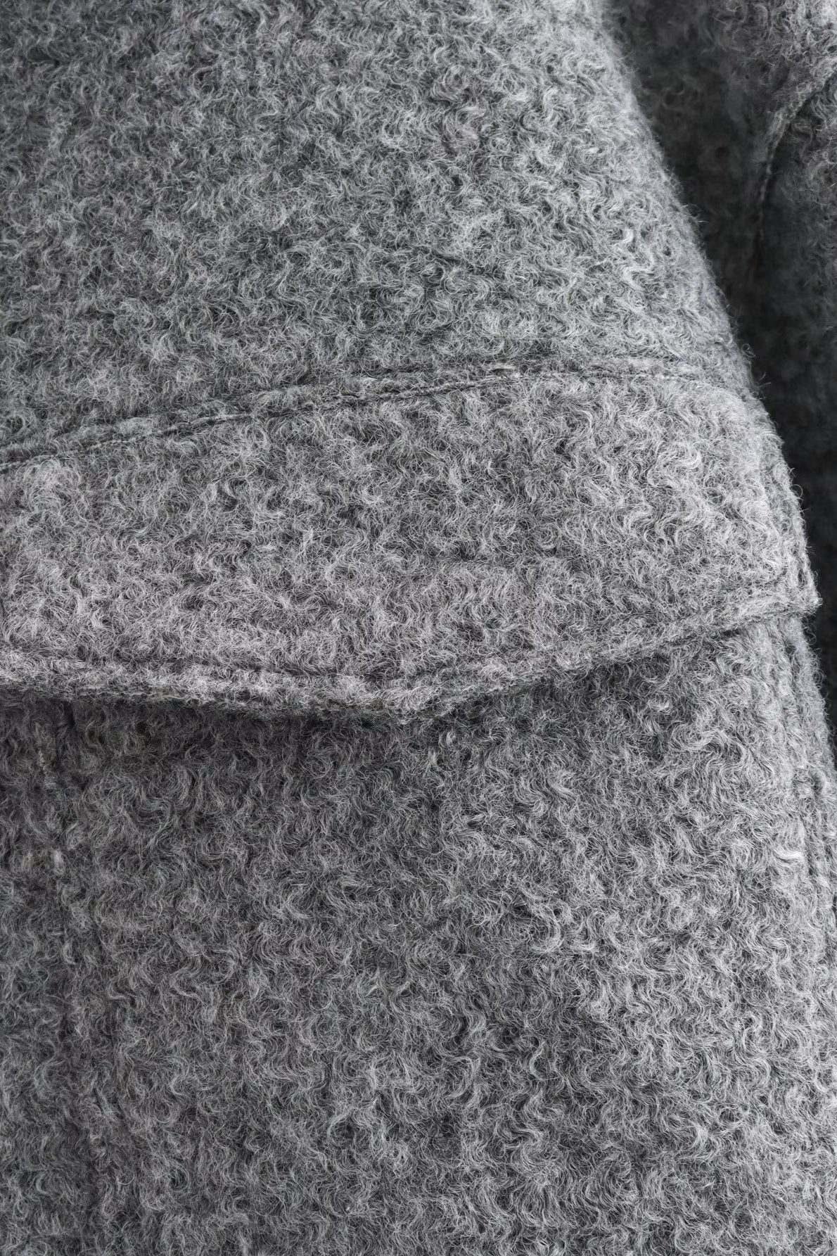 Rückansicht der cropped Jacke mit modernem Schnitt