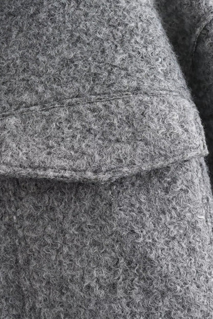 Rückansicht der cropped Jacke mit modernem Schnitt