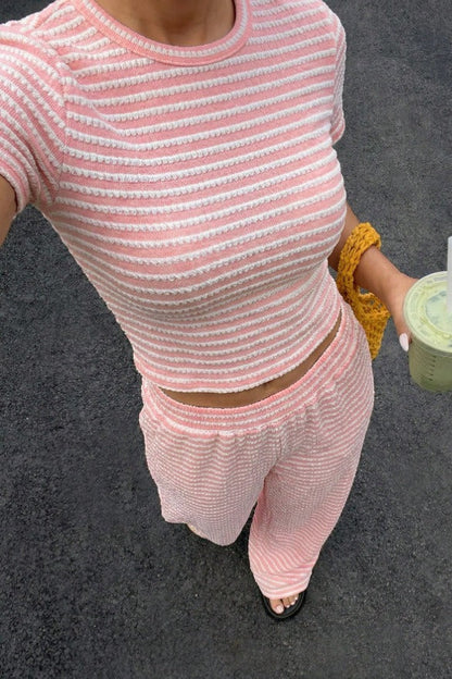 Damen-Zweiteiler mit gestreiftem Top und weiten Hosen in der Vorderansicht