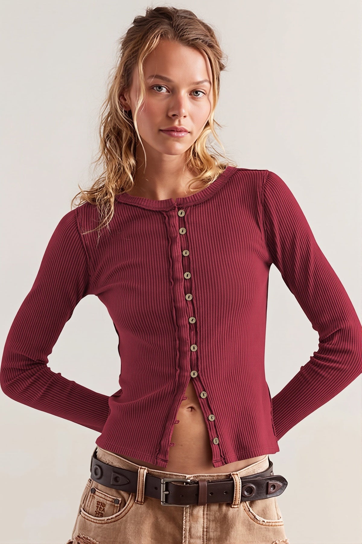 Gerippte Taillierte Strickjacke Mit Knopfleiste