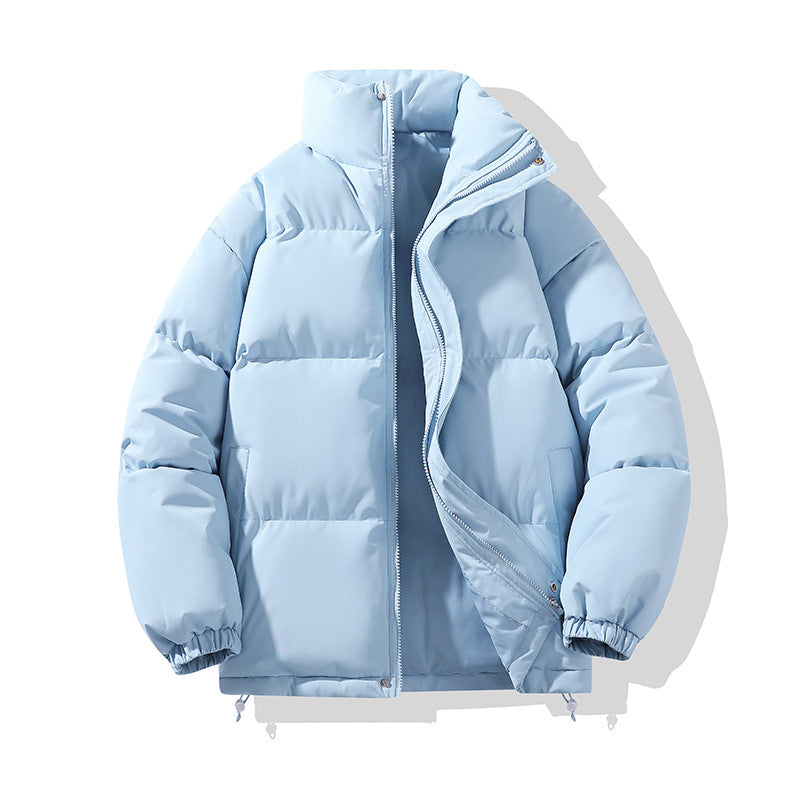 Hellblaue Daunenjacke mit Reißverschluss, Stehkragen und elastischen Bündchen. Wintermode, warme Oberbekleidung, stilvolle Herrenjacke.