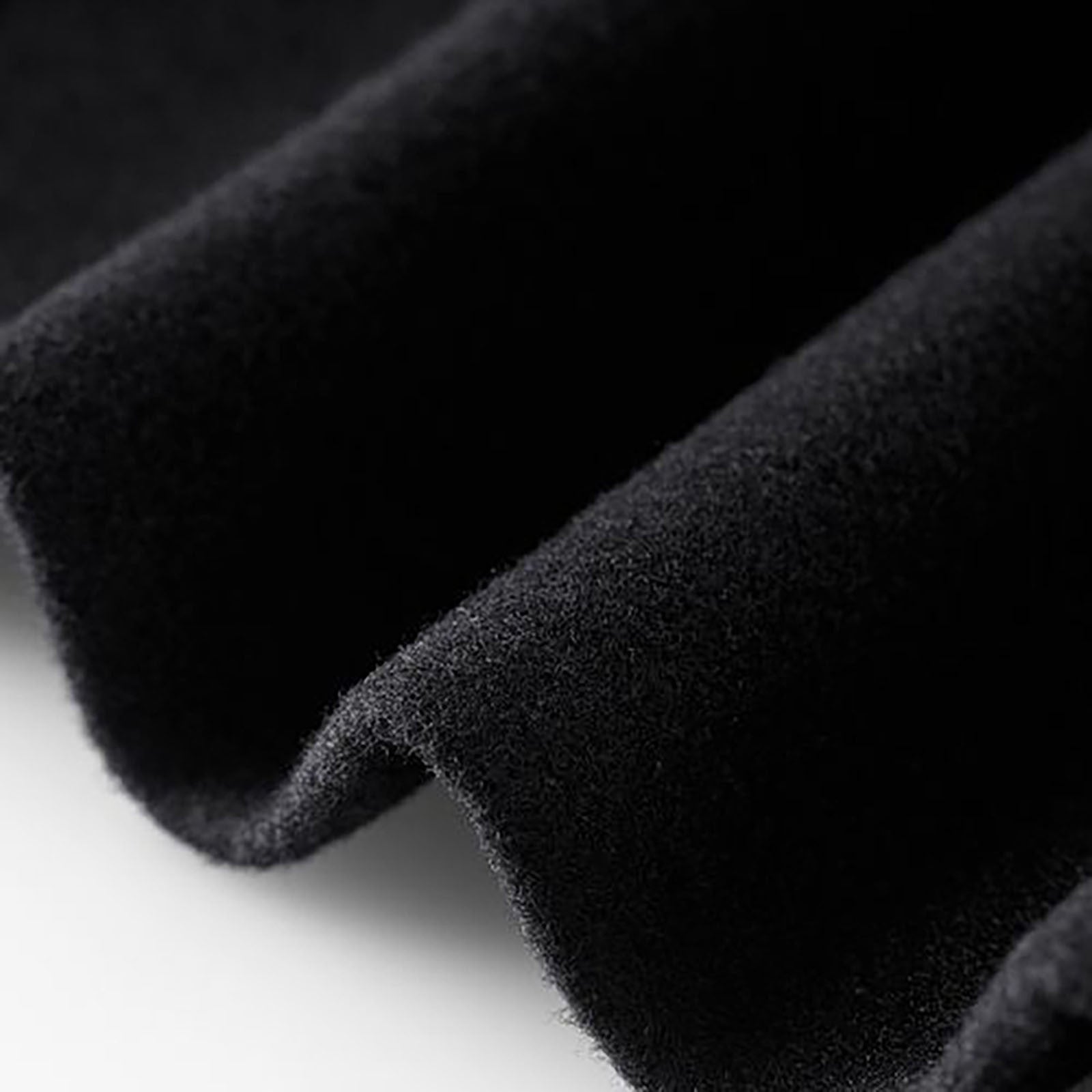 Schwarzer Fleece-Stoff, Nahaufnahme. Weiches, warmes Material, ideal für Winterkleidung und Decken. Hochwertiger Textilstoff, detailreiche Struktur.