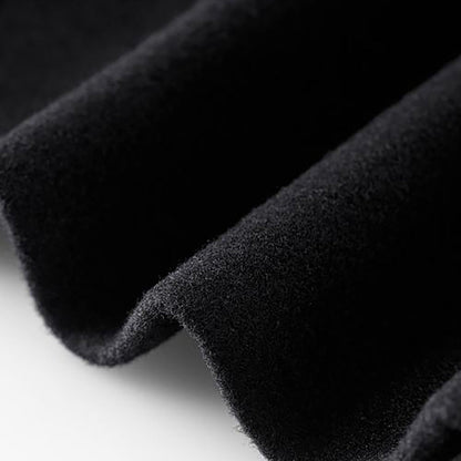 Schwarzer Fleece-Stoff, Nahaufnahme. Weiches, warmes Material, ideal für Winterkleidung und Decken. Hochwertiger Textilstoff, detailreiche Struktur.