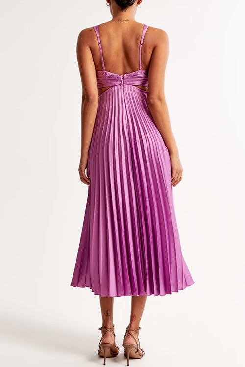 Frau in lila, plissiertem Midikleid mit Spaghettiträgern, Rückansicht. Elegantes Abendkleid, modisch, stilvoll, ideal für besondere Anlässe.