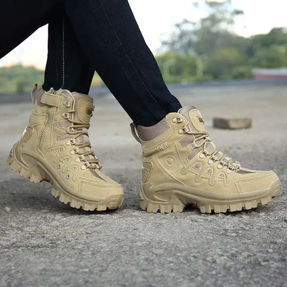 Beige Wanderschuhe für Herren, robustes Design, ideal für Outdoor-Aktivitäten. Hohe Sohle, strapazierfähiges Material, perfekt für Trekking und Abenteuer.