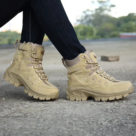 Beige Wanderschuhe für Herren, robustes Design, ideal für Outdoor-Aktivitäten. Hohe Sohle, strapazierfähiges Material, perfekt für Trekking und Abenteuer.