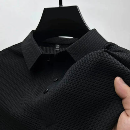 Schwarzes Herrenhemd mit Textur, auf einem Kleiderbügel präsentiert. Elegantes Design, ideal für formelle Anlässe. Hochwertige Stoffqualität.