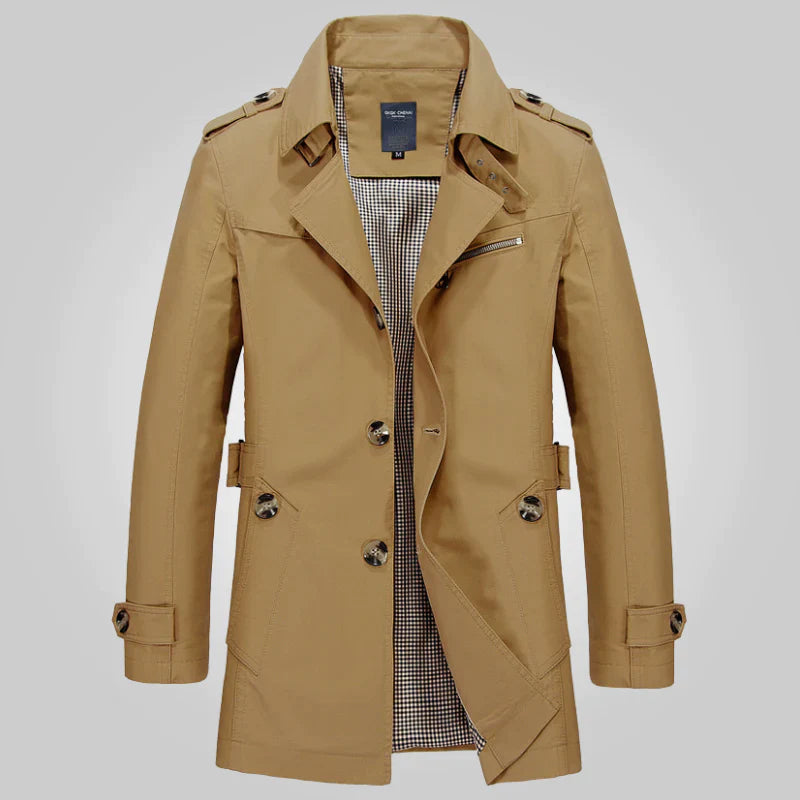 Beige Herren-Trenchcoat mit Knopfleiste, Reverskragen und Gürtel. Stilvolle, wetterfeste Jacke für Herbst und Frühling. Elegante Herrenmode.