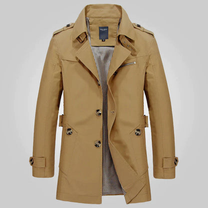 Beige Herren-Trenchcoat mit Knopfleiste, Reverskragen und Gürtel. Stilvolle, wetterfeste Jacke für Herbst und Frühling. Elegante Herrenmode.