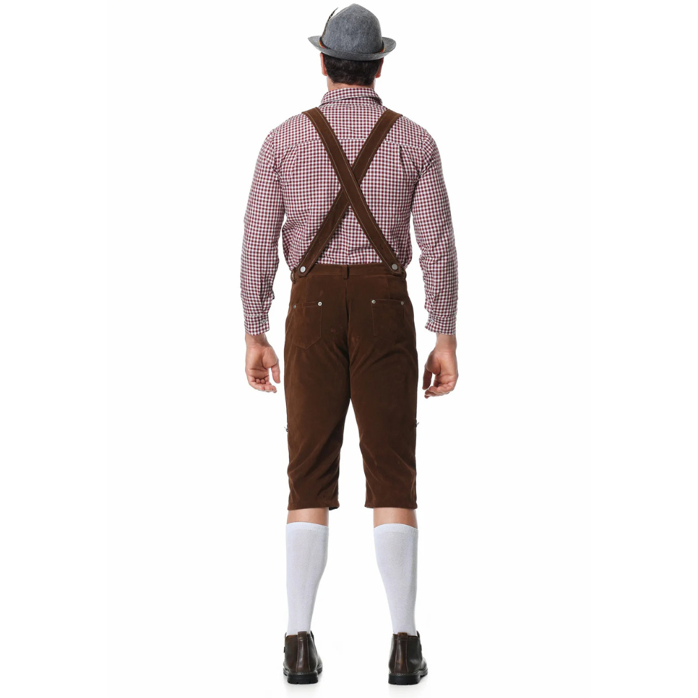 Rückansicht eines Mannes in traditioneller bayerischer Tracht mit Lederhosen, kariertem Hemd, Hosenträgern, Hut und Kniestrümpfen. Oktoberfest Mode.