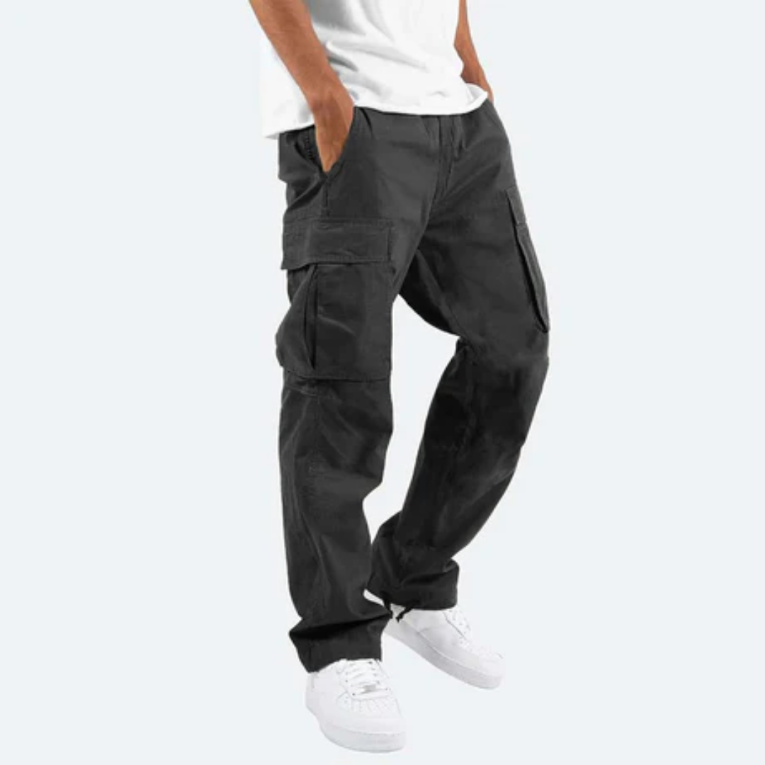 Schwarze Cargo-Hose für Herren, lässiger Stil, mit Seitentaschen, kombiniert mit weißen Sneakers und weißem T-Shirt. Ideal für Streetwear-Look.