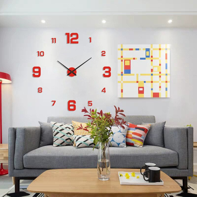 Graue Couch mit bunten Kissen, große rote Wanduhr, modernes abstraktes Gemälde, Holztisch mit Vase und Tasse, stilvolle Wohnzimmerdekoration.