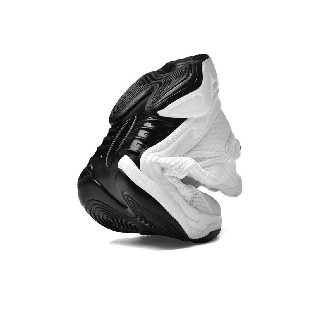 Schwarz-weißer Sneaker mit flexibler Sohle, modernes Design, Sport- und Freizeitschuh, ideal für Fitness und Laufen, innovative Technologie.