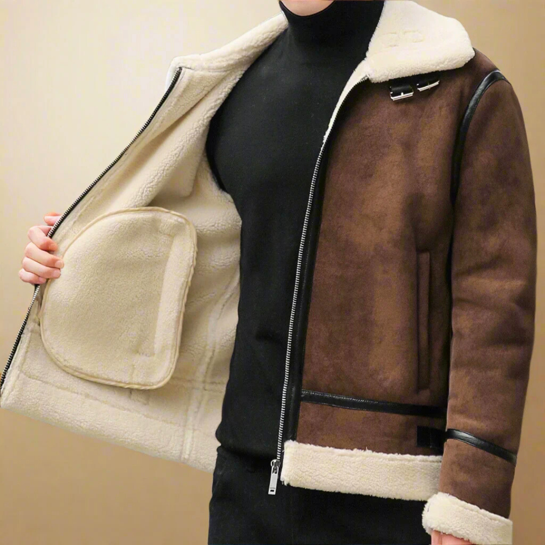 Mann in brauner Lammfelljacke mit schwarzem Rollkragenpullover. Modische Winterbekleidung, Herrenmode, warme Jacke, stilvoller Look.