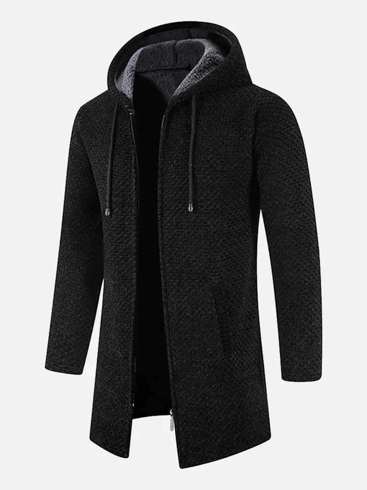 Schwarzer Herrenmantel mit Kapuze, Reißverschluss und Taschen, aus warmem, strukturiertem Material. Stilvoller Wintermantel für Herrenmode.