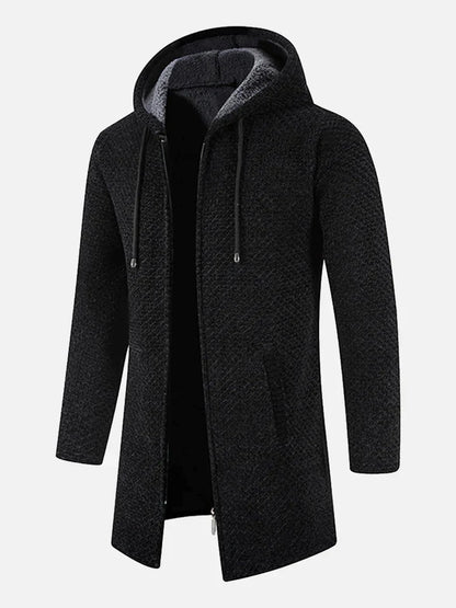 Schwarzer Herrenmantel mit Kapuze, Reißverschluss und Taschen, aus warmem, strukturiertem Material. Stilvoller Wintermantel für Herrenmode.