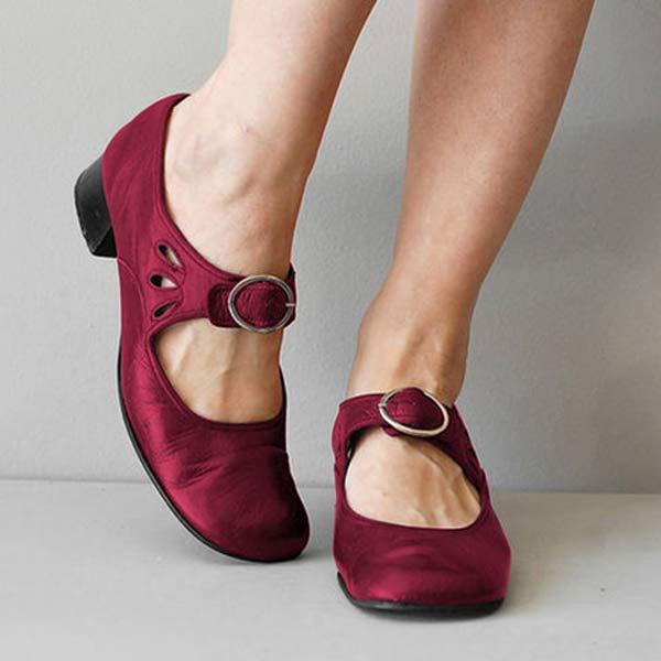 Rote Mary Jane Schuhe mit niedrigem Absatz und Schnallenverschluss, getragen von einer Person. Bequem, modisch, ideal für Alltag und Büro.