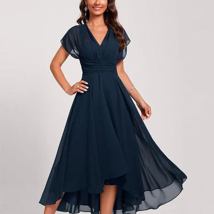 Frau in elegantem, dunkelblauem Abendkleid mit V-Ausschnitt und fließendem Chiffonstoff, ideal für formelle Anlässe und Partys.