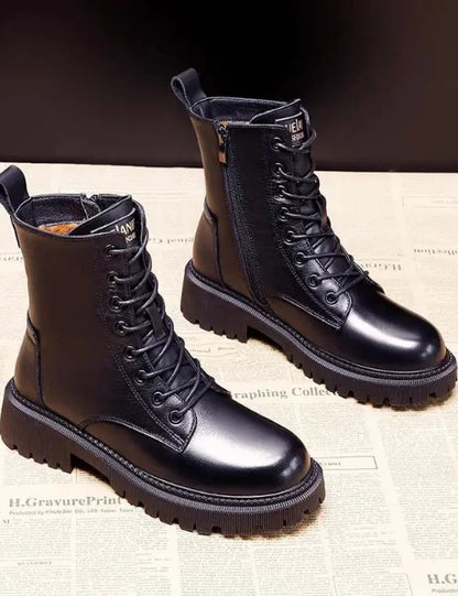 Schwarze Lederstiefel mit Schnürung und Reißverschluss auf Zeitungshintergrund. Modische, robuste Damenstiefel für Herbst und Winter.