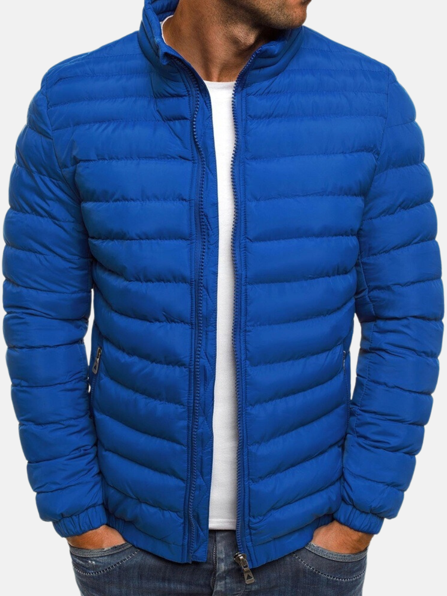 Blauer Steppjacke für Herren, modisch und warm, ideal für Herbst und Winter. Perfekt für Outdoor-Aktivitäten und Freizeitkleidung.