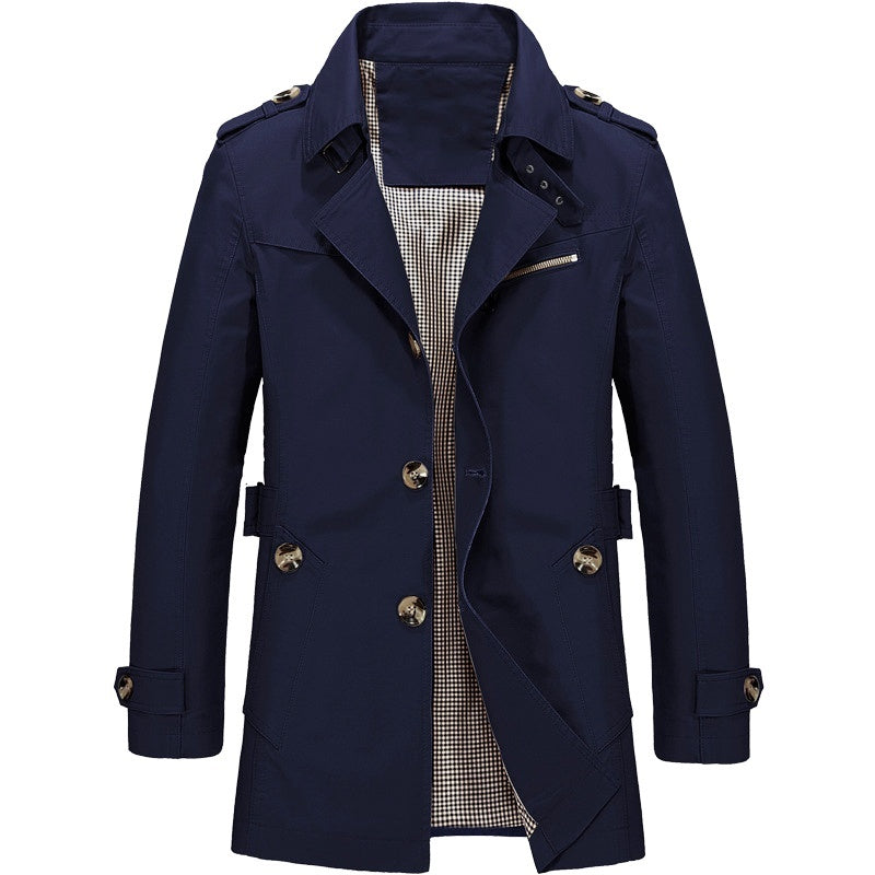 Dunkelblauer Herren-Trenchcoat mit doppelter Knopfleiste, Schulterklappen und kariertem Innenfutter. Elegante Herbstmode, stilvoller Mantel.