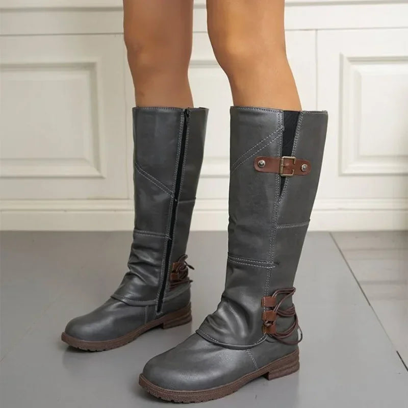 Kniehohe Stiefel aus der Rückansicht