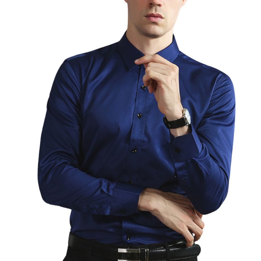 Mann in dunkelblauem Hemd, elegantes Design, lange Ärmel, Knopfleiste, schwarzer Gürtel, Armbanduhr, Businessmode, stilvoller Look.