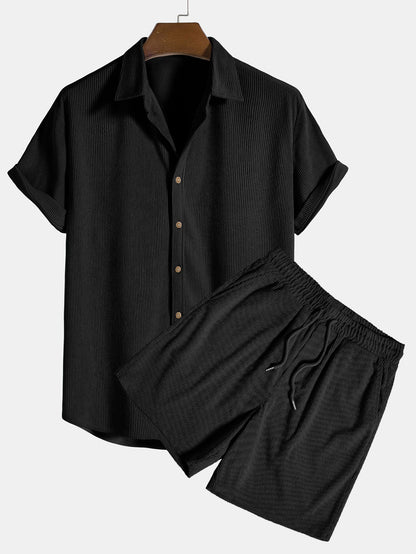 Schwarzes Herren-Set aus kurzärmeligem Hemd und Shorts, geripptes Design, Knopfleiste, lässiger Sommerlook, ideal für Freizeit und Strand.