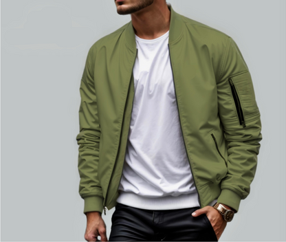 Mann in olivgrüner Bomberjacke, weißem T-Shirt und schwarzer Hose. Modetrend, Herrenmode, lässiger Stil, Streetwear, stilvolle Jacke.