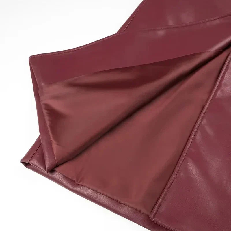 Bordeauxrote Kunstlederjacke mit glänzendem Innenfutter, modisch und elegant, ideal für Herbst- und Winteroutfits.