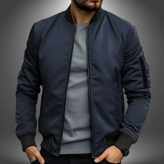 Mann in dunkelblauer Bomberjacke und grauem Pullover, modischer Look, Freizeitkleidung, Herrenmode, stilvolle Jacke, trendige Oberbekleidung.