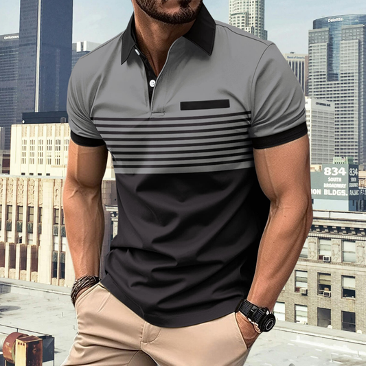 Mann in modernem, gestreiftem Poloshirt vor städtischer Skyline. Stilvolle Herrenmode, urbane Kulisse, Freizeitlook, Sommeroutfit.
