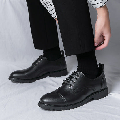 Schwarze Herren-Lederschnürschuhe, elegant und modern, kombiniert mit schwarzer Hose. Perfekt für Business- oder formelle Anlässe.